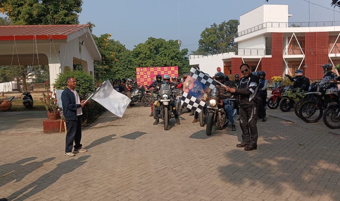 अमिताभ श्रीवास्तव, डीआईजी उत्तराखंड होमगार्ड्स ने सड़क सुरक्षा और यातायात प्रबंधन बाइक रैली को हरी झंडी दिखाकर रवाना किया-Newsnetra 4 img 20241108 wa00132419989556582612918