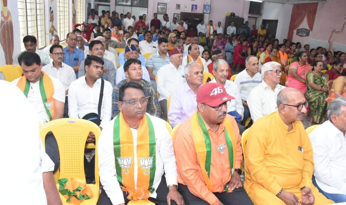 मुख्यमंत्री धामी ने महाराष्ट्र चुनाव में भाजपा का मोर्चा संभाला, विपक्ष पर साधा निशाना-Newsnetra 6 img 20241110 wa00098966401671666375474