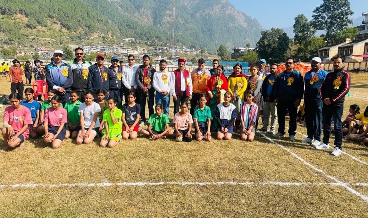उत्तरकाशी खेल महाकुंभ का ब्लोक प्रमुख भट्टवाडी विनीता रावत ने किया शुभारंभ-Newsnetra 9 img 20241112 wa0010647198815983544963