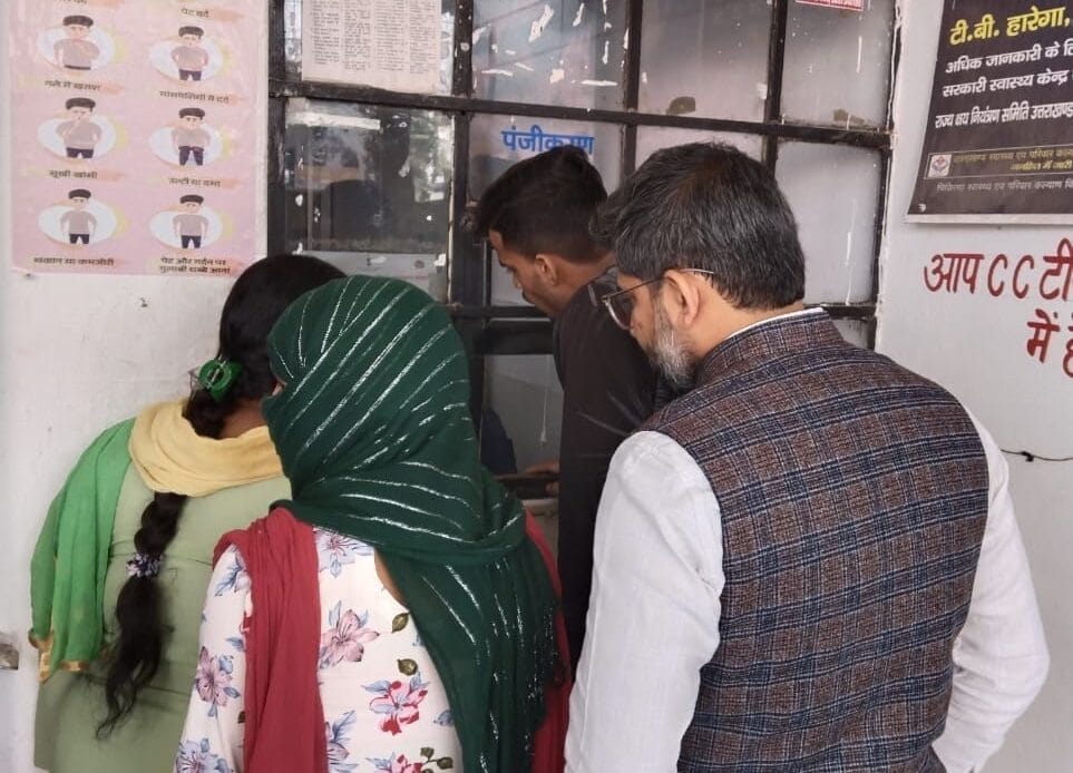 सीडीओ ने सहसपुर सीएचसी सेंटर पर किया आकस्मिक निरीक्षण, अस्पताल में मचा हड़कंप-Newsnetra 3 img 20241113 wa0010788408625357664886