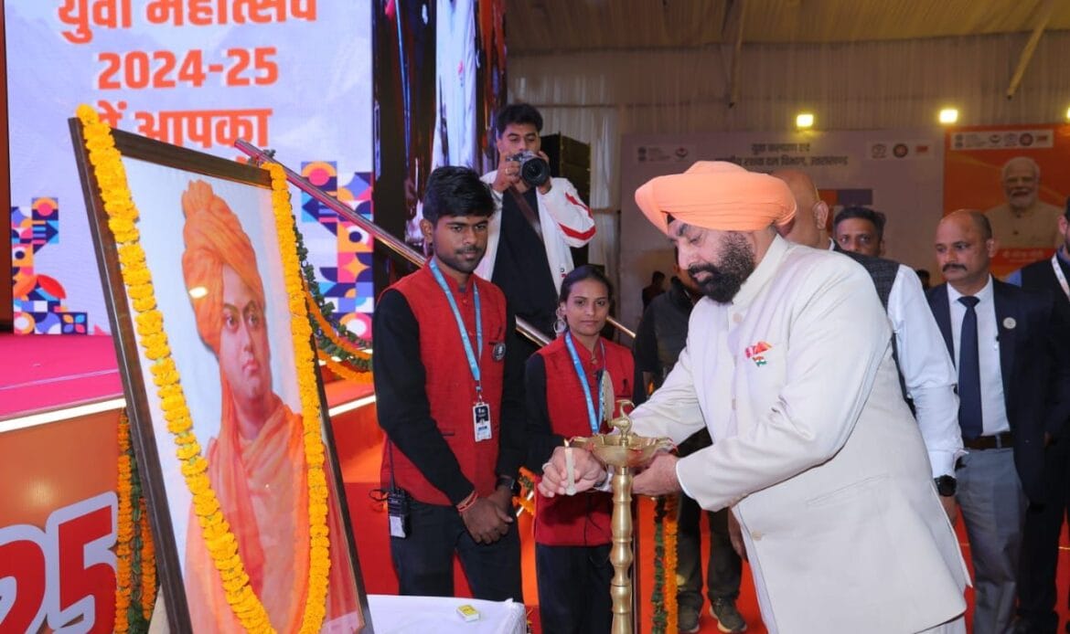 उत्तराखंड राज्य युवा महोत्सव के आखिरी दिन प्रियंका मेहर के गीतों पर थिरके दूनवासी-Newsnetra 4 img 20241115 wa00014121134494410979220