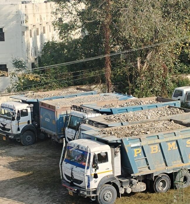 देहरादून: अवैध खनन और ओवरलोडिंग पर जिला प्रशासन का सख्त एक्शन, पांच वाहन सीज-Newsnetra 4 img 20241126 wa00113495502359280002914