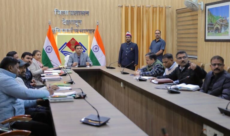 सड़क सुरक्षा सर्वोपरि: जनसुरक्षा हेतु सड़कों के सुधार और प्रबंधन पर जिलाधिकारी के निर्देश- Newsnetra <br> 4 img 20241127 wa0003929775632572192513