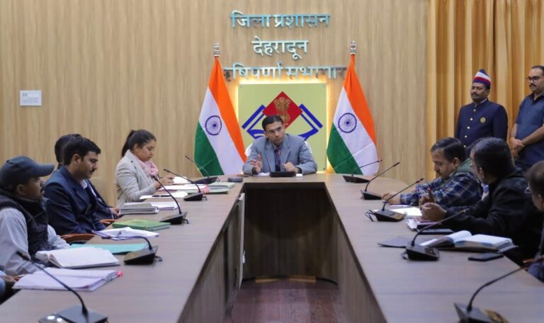 सड़क सुरक्षा सर्वोपरि: जनसुरक्षा हेतु सड़कों के सुधार और प्रबंधन पर जिलाधिकारी के निर्देश- Newsnetra <br> 5 img 20241127 wa00045696661240722170033