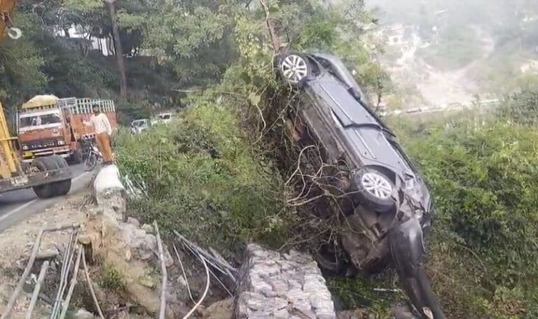 दिल्ली से मसूरी घूमने आए पर्यटकों का वाहन खाई में गिरा, तीन घायल; लोक निर्माण विभाग पर सवाल-Newsnetra 7 img 20241110 220557229052972254009147118