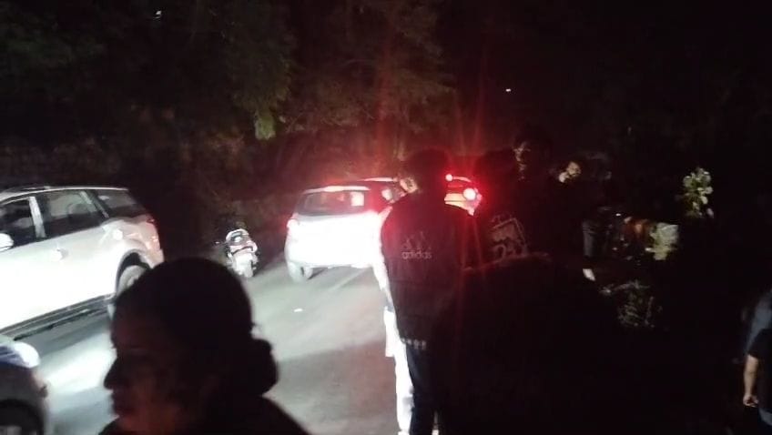 दिल्ली से मसूरी घूमने आए पर्यटकों का वाहन खाई में गिरा, तीन घायल; लोक निर्माण विभाग पर सवाल-Newsnetra 4 img 20241110 220621194897861834545359057