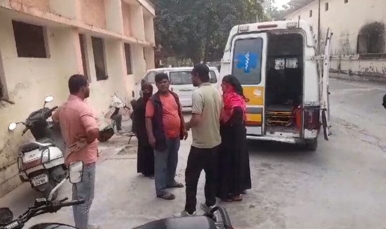 रुड़की सिविल हॉस्पिटल में लापरवाह डॉक्टरों का कहर, मरीजों को अनदेखा कर रहे डॉक्टर-Newsnetra 5 img 20241110 222842095546698001222205193