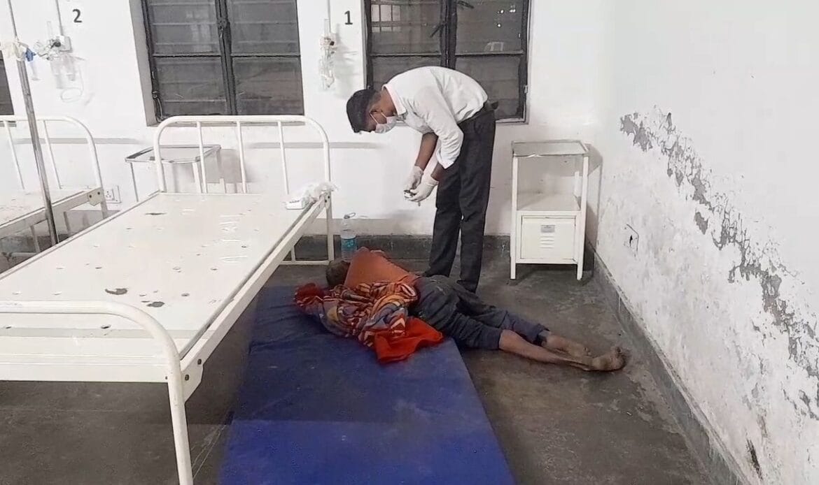 रुड़की सिविल हॉस्पिटल में लापरवाह डॉक्टरों का कहर, मरीजों को अनदेखा कर रहे डॉक्टर-Newsnetra 6 img 20241110 222845067071568976579706793
