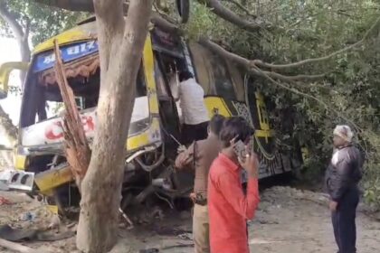 uk har 02 a bus full of passengers from rajasthan collided with a tree vis uk10044 15112024144944 1511f 1731662384 635