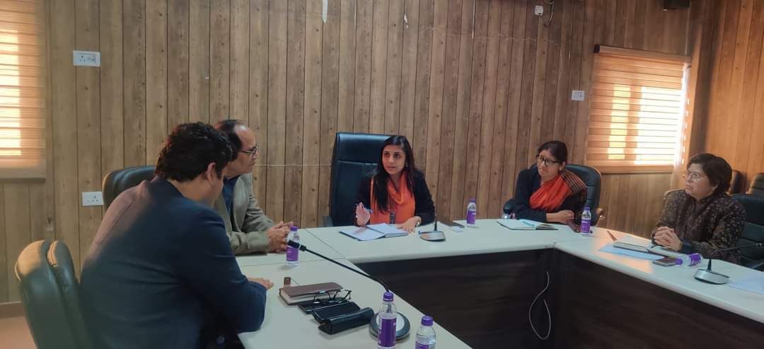उत्तराखंड में ट्रॉमा केयर नेटवर्क सुदृढ़ीकरण: राष्ट्रीय स्वास्थ्य मिशन की बैठक में रणनीतियां और निर्देश-Newsnetra <br> 4 fb img 17332388867442383901946610917069