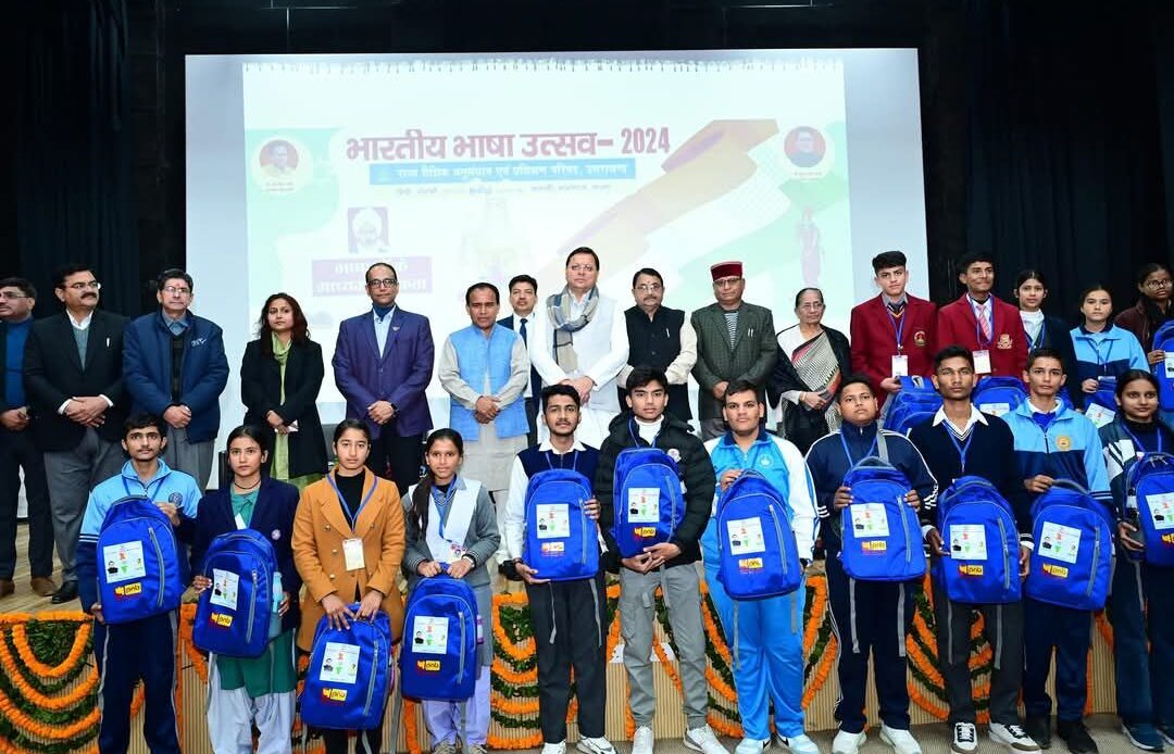 मुख्यमंत्री धामी ने हाईस्कूल टॉपर्स को भारत दर्शन यात्रा पर किया रवाना, उत्तराखंड की विशिष्टता से देश को कराएंगे रूबरू-Newsnetra 7 fb img 1733741495320140110914232016761