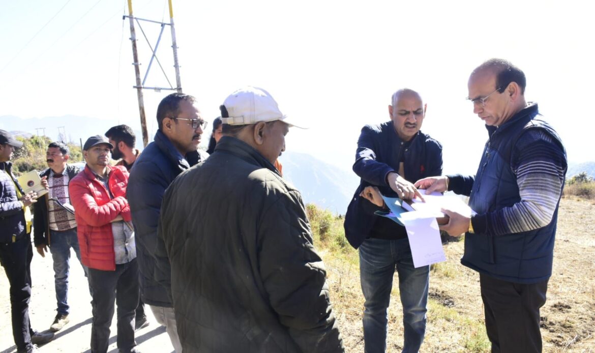 मुख्य विकास अधिकारी एस.एल. सेमवाल ने जोगत मल्ला गांव में विकास कार्यों और पेयजल योजनाओं का किया निरीक्षण- Newsnetra<br> 7 img 20241203 wa00045904216899347959369
