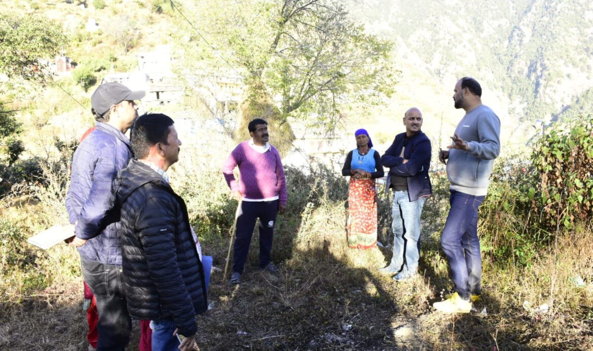 मुख्य विकास अधिकारी एस.एल. सेमवाल ने जोगत मल्ला गांव में विकास कार्यों और पेयजल योजनाओं का किया निरीक्षण- Newsnetra<br> 10 img 20241203 wa00062085097235820786715