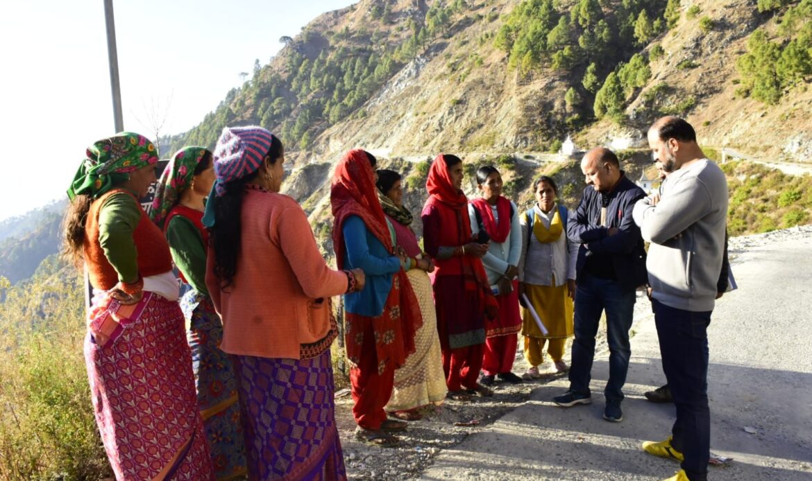 मुख्य विकास अधिकारी एस.एल. सेमवाल ने जोगत मल्ला गांव में विकास कार्यों और पेयजल योजनाओं का किया निरीक्षण- Newsnetra<br> 6 img 20241203 wa00074728430252693091012