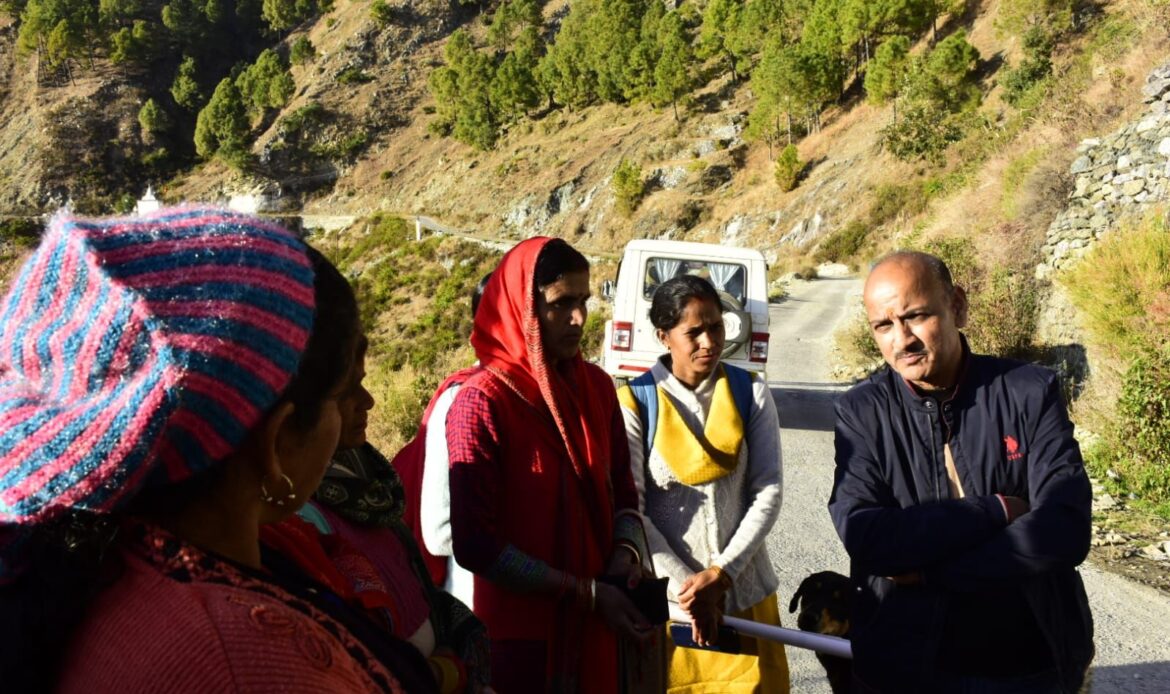 मुख्य विकास अधिकारी एस.एल. सेमवाल ने जोगत मल्ला गांव में विकास कार्यों और पेयजल योजनाओं का किया निरीक्षण- Newsnetra<br> 9 img 20241203 wa00083038781408758402811