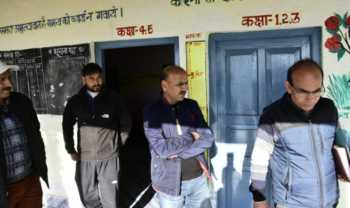 मुख्य विकास अधिकारी एस.एल. सेमवाल ने जोगत मल्ला गांव में विकास कार्यों और पेयजल योजनाओं का किया निरीक्षण- Newsnetra<br> 8 img 20241203 wa0009356415235478031264