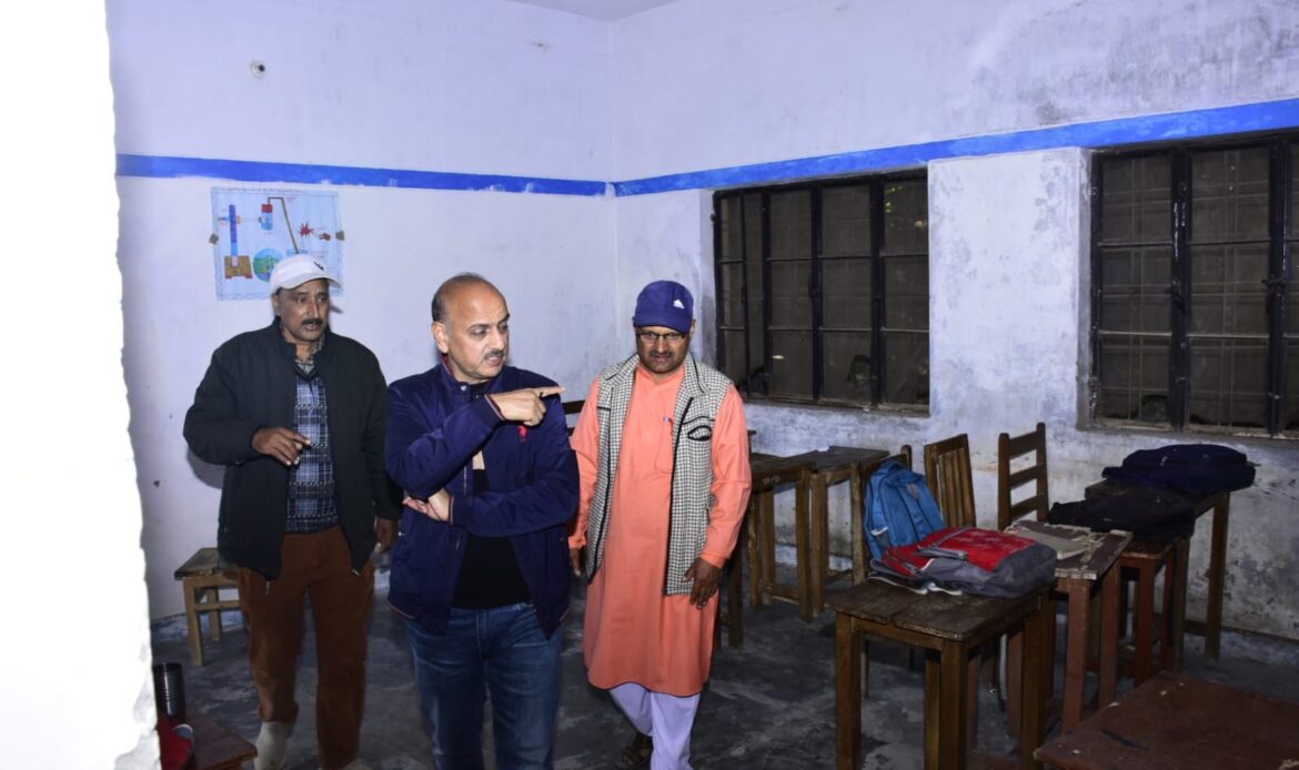 मुख्य विकास अधिकारी एस.एल. सेमवाल ने जोगत मल्ला गांव में विकास कार्यों और पेयजल योजनाओं का किया निरीक्षण- Newsnetra<br> 4 img 20241203 wa00102281731868454252644