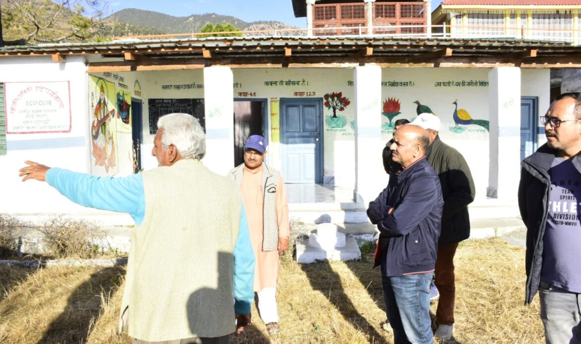 मुख्य विकास अधिकारी एस.एल. सेमवाल ने जोगत मल्ला गांव में विकास कार्यों और पेयजल योजनाओं का किया निरीक्षण- Newsnetra<br> 5 img 20241203 wa00118696592604045186162