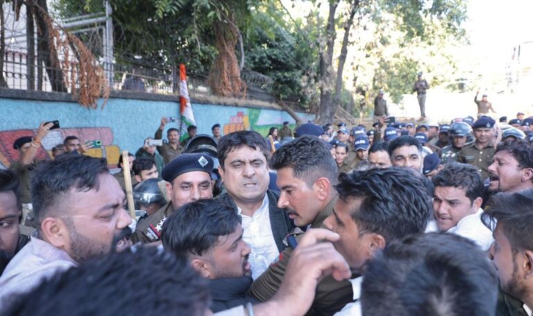 IYC अध्यक्ष उदय भानु चिब के नेतृत्व में उत्तराखंड युवा कांग्रेस ने "नशा नहीं, नौकरी दो" को लेकर "सचिवालय घेराव" किया-Newsnetra 4 img 20241204 wa006831175366775418923616475837332508787722