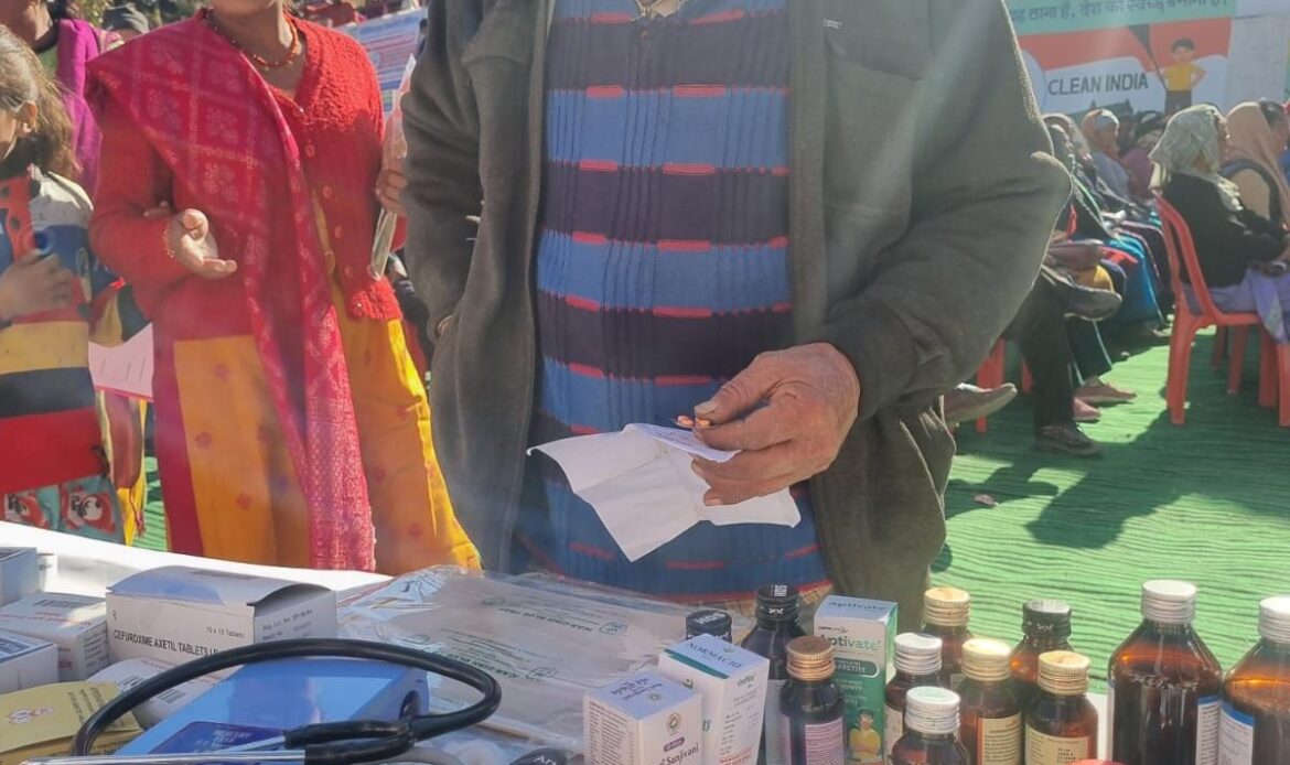 थाती धनारी में बहुउद्देशीय शिविर: योजनाओं की समीक्षा और आयुर्वेद चिकित्सा का लाभ-Newsnetra 4 img 20241222 wa00125949024074673321901
