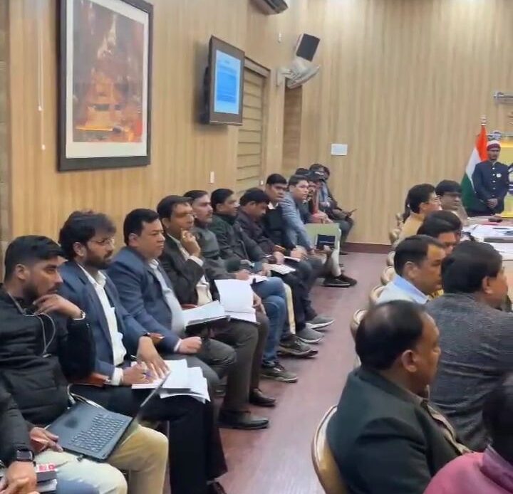 जनसमस्याओं के समाधान हेतु जनता की सीधी भागीदारी: रोड़ कटिंग और निर्माण कार्यों की अनुमति पर जिलाधिकारी की सख्ती- Newsnetra <br> 6 img 20241211 192529564835634416182483665