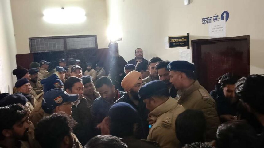 कांग्रेस प्रत्याशी की NOC निरस्त पर्चा हुआ खारिज नगर निगम में हंगामा-Newsnetra 3 1000182436