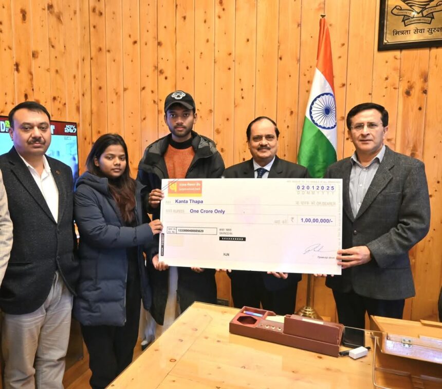 कर्तव्यनिष्ठा की विरासत: स्व. कान्ता थापा के परिवार को उत्तराखंड पुलिस का समर्थन और सम्मान-Newsnetra <br> 3 FB IMG 1735834668903