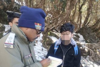 चोपता-तुंगनाथ ट्रैक पर शराब लेकर जाने वाले पर्यटक के खिलाफ कार्रवाई, ट्रैक पर जाने पर रोक-Newsnetra 14 FB IMG 1736096674008