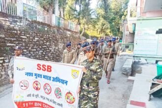चुनाव सुरक्षा और नशा मुक्ति के लिए उत्तराखंड पुलिस का फ्लैग मार्च व जागरूकता अभियान-Newsnetra <br> 18 FB IMG 1736784165503
