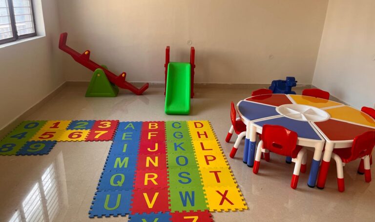 डीएम का साकार होता अभिनव प्रयास, भिक्षावृत्ति से संलिप्त बच्चे ने थामा पुस्तक कलाम-Newsnetra 30 IMG 20250101 WA0022