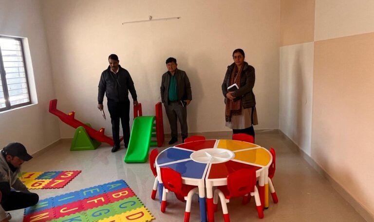 डीएम का साकार होता अभिनव प्रयास, भिक्षावृत्ति से संलिप्त बच्चे ने थामा पुस्तक कलाम-Newsnetra 31 IMG 20250101 WA0023