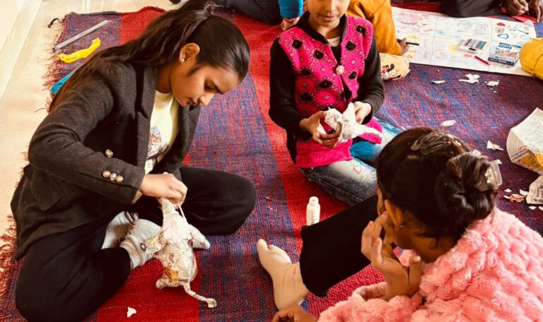 डीएम का साकार होता अभिनव प्रयास, भिक्षावृत्ति से संलिप्त बच्चे ने थामा पुस्तक कलाम-Newsnetra 33 IMG 20250101 WA0025