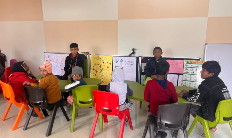 डीएम का साकार होता अभिनव प्रयास, भिक्षावृत्ति से संलिप्त बच्चे ने थामा पुस्तक कलाम-Newsnetra 34 IMG 20250101 WA0026