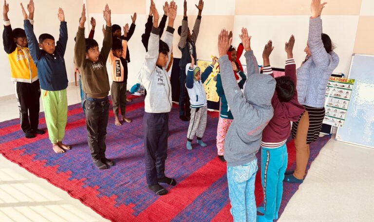 डीएम का साकार होता अभिनव प्रयास, भिक्षावृत्ति से संलिप्त बच्चे ने थामा पुस्तक कलाम-Newsnetra 35 IMG 20250101 WA0027
