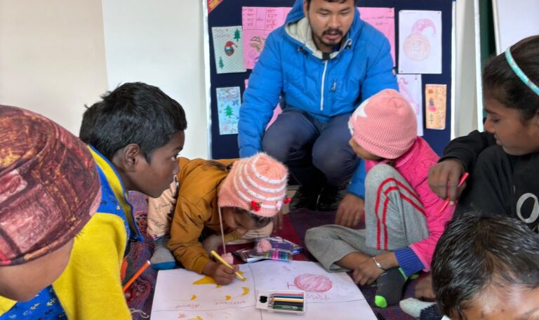 डीएम का साकार होता अभिनव प्रयास, भिक्षावृत्ति से संलिप्त बच्चे ने थामा पुस्तक कलाम-Newsnetra 36 IMG 20250101 WA0028