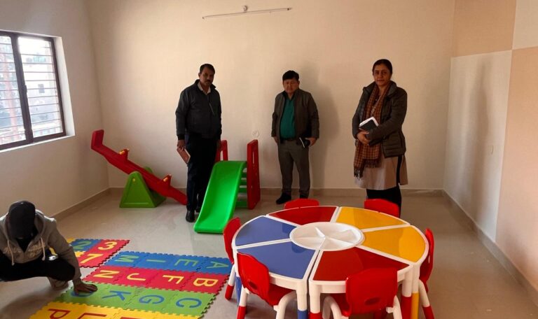 डीएम का साकार होता अभिनव प्रयास, भिक्षावृत्ति से संलिप्त बच्चे ने थामा पुस्तक कलाम-Newsnetra 38 IMG 20250101 WA0030