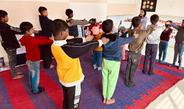 डीएम का साकार होता अभिनव प्रयास, भिक्षावृत्ति से संलिप्त बच्चे ने थामा पुस्तक कलाम-Newsnetra 40 IMG 20250101 WA0032