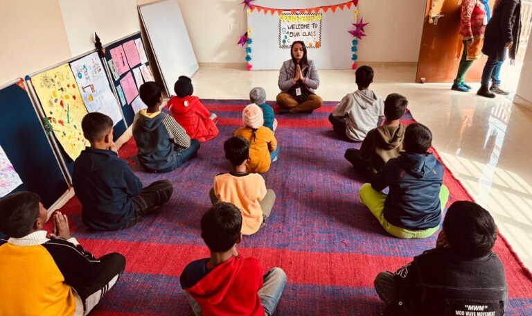 डीएम का साकार होता अभिनव प्रयास, भिक्षावृत्ति से संलिप्त बच्चे ने थामा पुस्तक कलाम-Newsnetra 41 IMG 20250101 WA0033