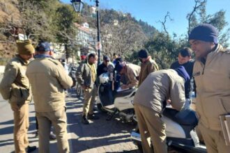 मसूरी में अतिक्रमण और यातायात नियमों के उल्लंघन पर पुलिस की सख्त कार्रवाई, चालान और जुर्माना वसूला गया-Newsnetra 12 IMG 20250108 WA0054