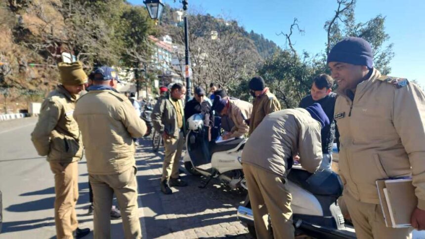 मसूरी में अतिक्रमण और यातायात नियमों के उल्लंघन पर पुलिस की सख्त कार्रवाई, चालान और जुर्माना वसूला गया-Newsnetra 3 IMG 20250108 WA0054