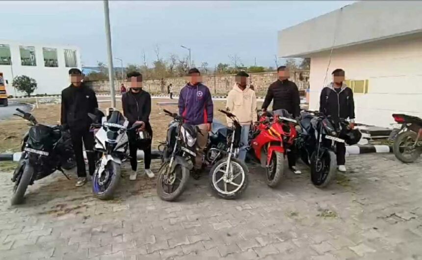 Uttarakhand News: स्टंट बाज़ी में प्रयुक्त सभी 06 मोटरसाइकिलो को एम०वी० एक्ट में किया सीज-Newsnetra 3 IMG 20250119 WA0105