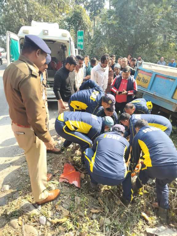 Dehradun News: थानों- भोगपुर मार्ग पर ट्रैक्टर व कार की भिड़ंत, SDRF ने घायल को पहुँचाया अस्पताल-Newsnetra 3 IMG 20250128 WA0038