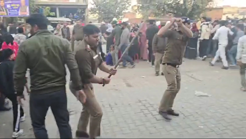 बिग ब्रेकिंग– यहां मतदाताओं पर भांजी लाठियां, हुआ हंगामा-Newsnetra 5 IMG 20250124 14592482