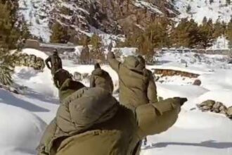 बर्फबारी के बीच गमशाली गांव में फंसे पर्यटकों का किया गया रेस्क्यू, बदरीनाथ धाम में भी फंसे 50 मजदूर-Newsnetra 16 Screenshot 20250101 200601 WhatsApp