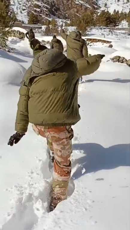 बर्फबारी के बीच गमशाली गांव में फंसे पर्यटकों का किया गया रेस्क्यू, बदरीनाथ धाम में भी फंसे 50 मजदूर-Newsnetra 3 Screenshot 20250101 200601 WhatsApp