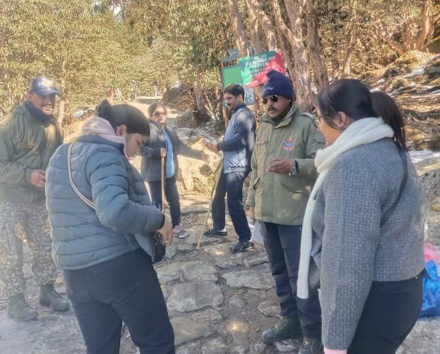 चोपता-तुंगनाथ ट्रैक पर शराब लेकर जाने वाले पर्यटक के खिलाफ कार्रवाई, ट्रैक पर जाने पर रोक-Newsnetra 4 fb img 1736096670673498743870258412239