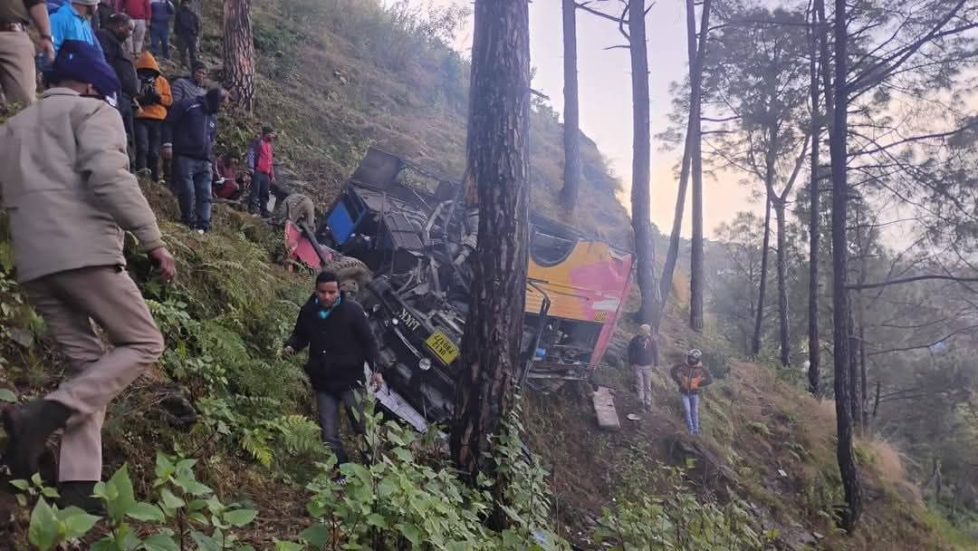 पौड़ी में दर्दनाक बस हादसा: दहलचोरी के पास 100 मीटर गहरी खाई में गिरी बस, 5 की मौत, 18 घायल-Newsnetra 4 fb img 17366964259201463640592444725169
