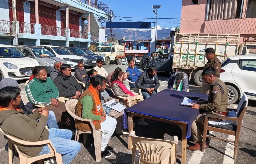 चुनाव सुरक्षा और नशा मुक्ति के लिए उत्तराखंड पुलिस का फ्लैग मार्च व जागरूकता अभियान-Newsnetra <br> 5 fb img 1736784167692973358357355310084