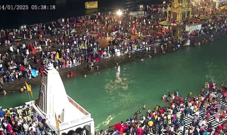 मकर संक्रांति पर हरिद्वार के गंगा घाटों पर उमड़ा आस्था का जनसैलाब, पुलिस प्रशासन ने की सुगम व्यवस्था-Newsnetra 4 fb img 17368682390994697106150721515373