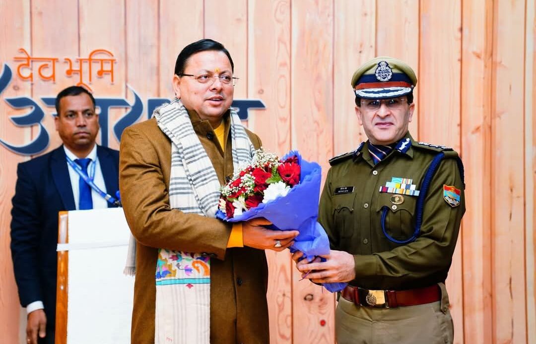 मुख्यमंत्री और डीजीपी ने उत्तराखंड पुलिस के वरिष्ठ अधिकारियों को पिपिंग सेरेमनी में किया सम्मानित-Newsnetra<br> 4 fb img 17370478273216125220095597560488